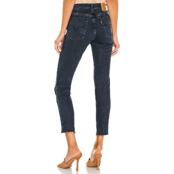 Levi's Wedgie High Rise Tapered Leg Frayed Cropped Jeans Women's Size 27 - Picture 16 of 16